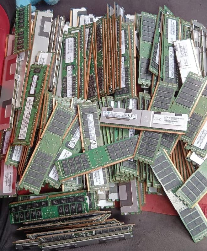 Montón de memorias RAM recuperadas de equipos de cómputo dados de baja