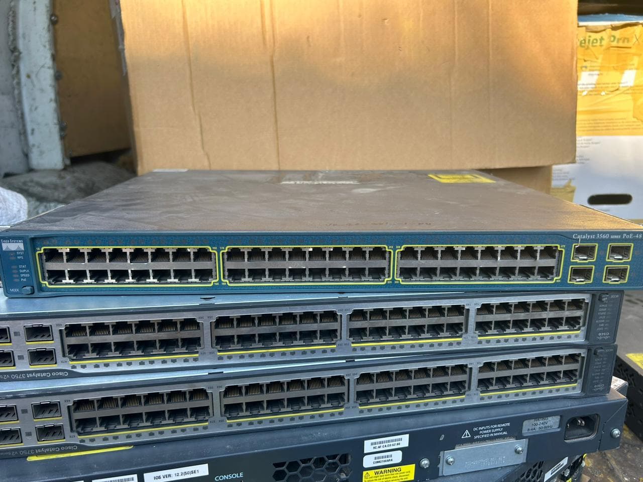 Switches de red de 48 puertos apilados para su reciclaje
